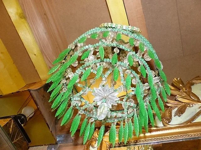 Lustre style louis XVI a pampilles en cristal vert et blanc style montgolfière non électrifié 19ème