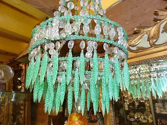Lustre style louis XVI a pampilles en cristal vert et blanc style montgolfière non électrifié 19ème