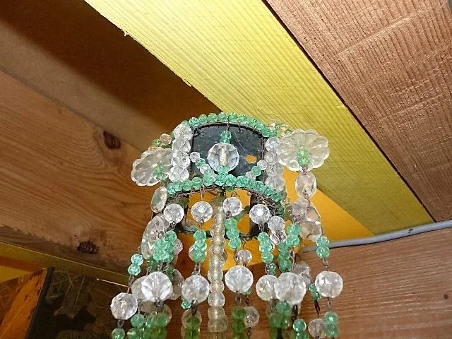 Lustre style louis XVI a pampilles en cristal vert et blanc style montgolfière non électrifié 19ème