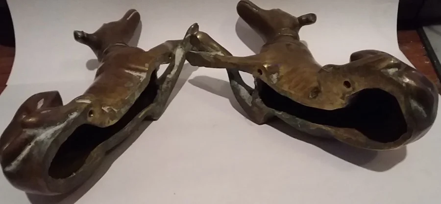 Paire de sculptures de  lévriers couché en bronze 19ème