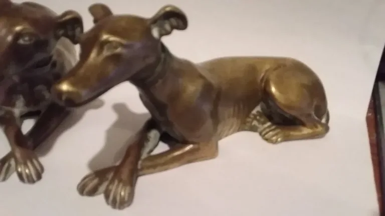 Paire de sculptures de  lévriers couché en bronze 19ème