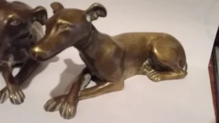Paire de sculptures de  lévriers couché en bronze 19ème