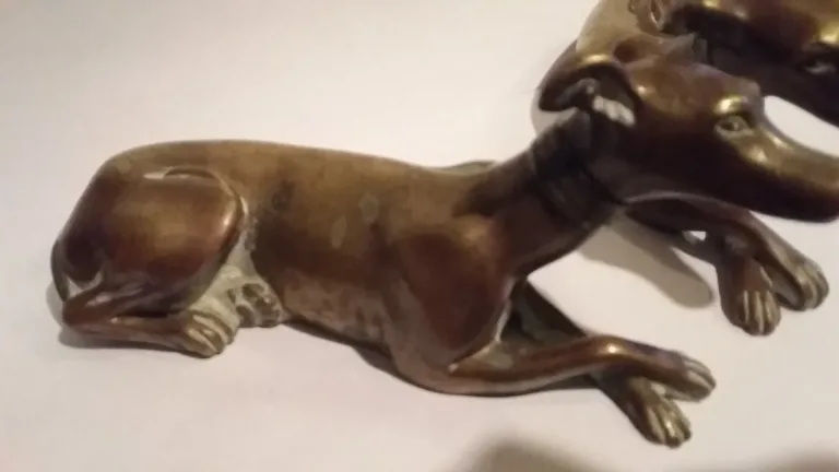 Paire de sculptures de  lévriers couché en bronze 19ème
