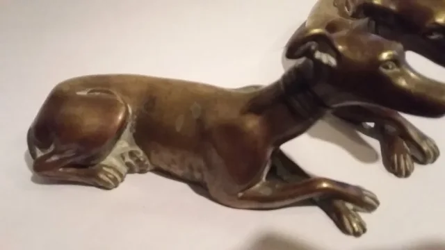 Paire de sculptures de  lévriers couché en bronze 19ème