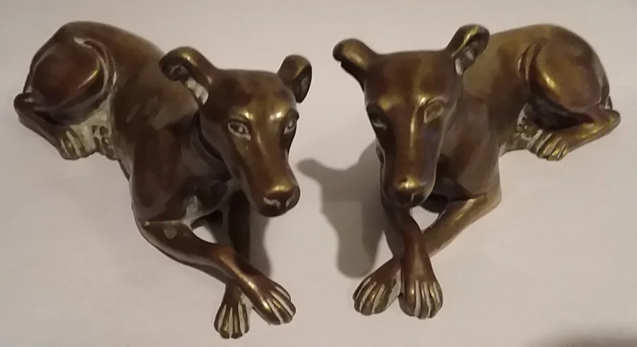 Paire de sculptures de  lévriers couché en bronze 19ème