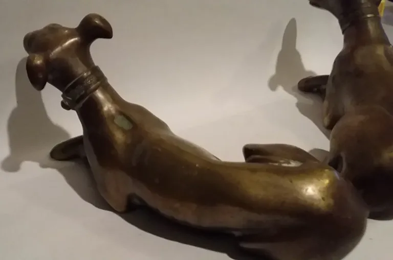 Paire de sculptures de  lévriers couché en bronze 19ème