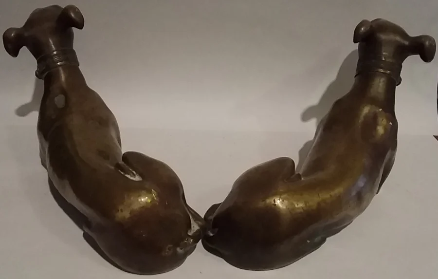 Paire de sculptures de  lévriers couché en bronze 19ème