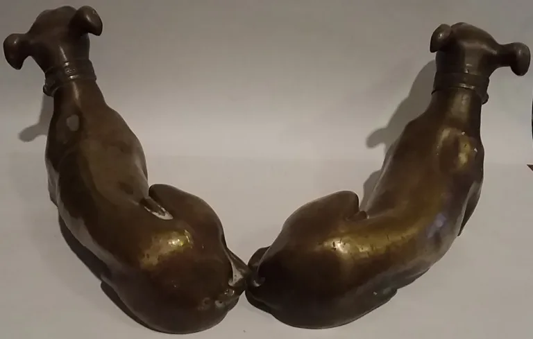 Paire de sculptures de  lévriers couché en bronze 19ème