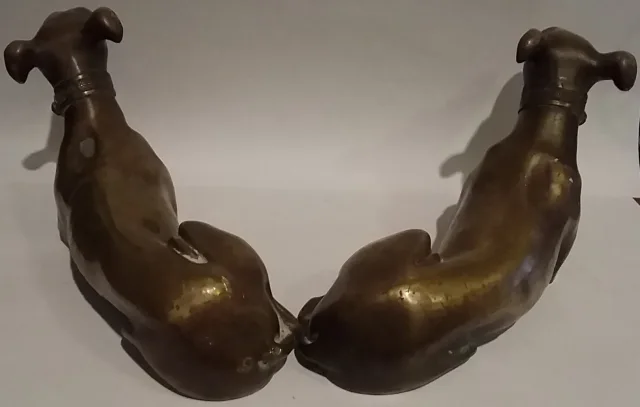 Paire de sculptures de  lévriers couché en bronze 19ème