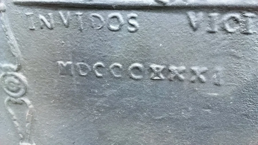 Grande plaque de cheminée décor gothique  18 ème