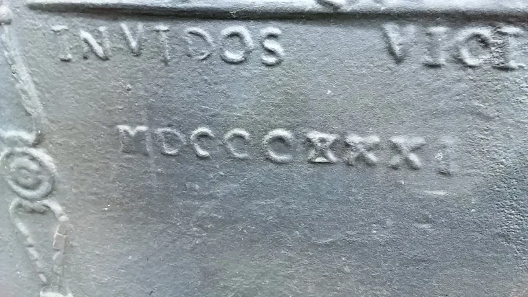 Grande plaque de cheminée décor gothique  18 ème