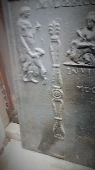 Grande plaque de cheminée décor gothique  18 ème