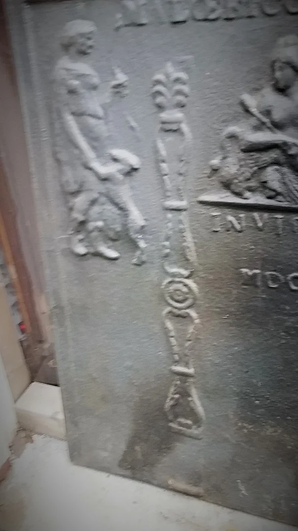 Grande plaque de cheminée décor gothique  18 ème