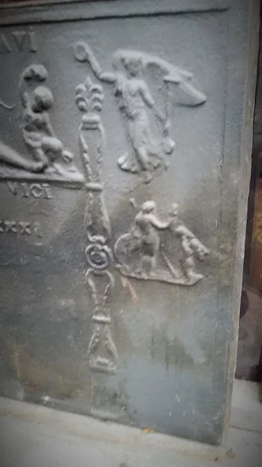 Grande plaque de cheminée décor gothique  18 ème