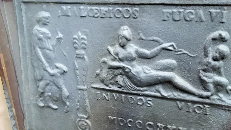Grande plaque de cheminée décor gothique  18 ème