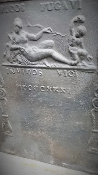 Grande plaque de cheminée décor gothique  18 ème