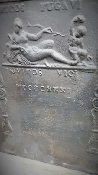 Grande plaque de cheminée décor gothique  18 ème