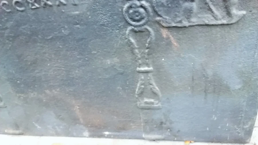 Grande plaque de cheminée décor gothique  18 ème