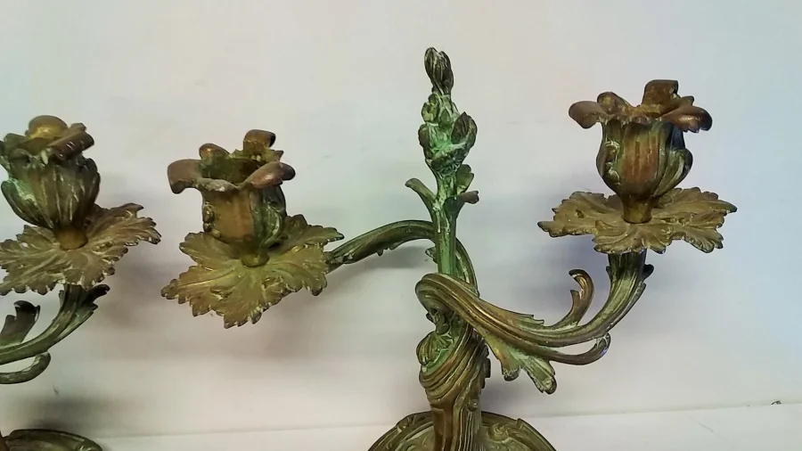 Paire de bougeoirs style louis XV en bronze patine verte 19ème