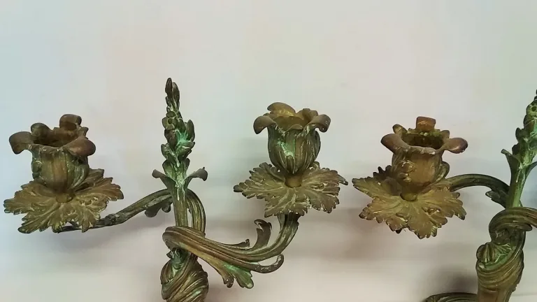 Paire de bougeoirs style louis XV en bronze patine verte 19ème