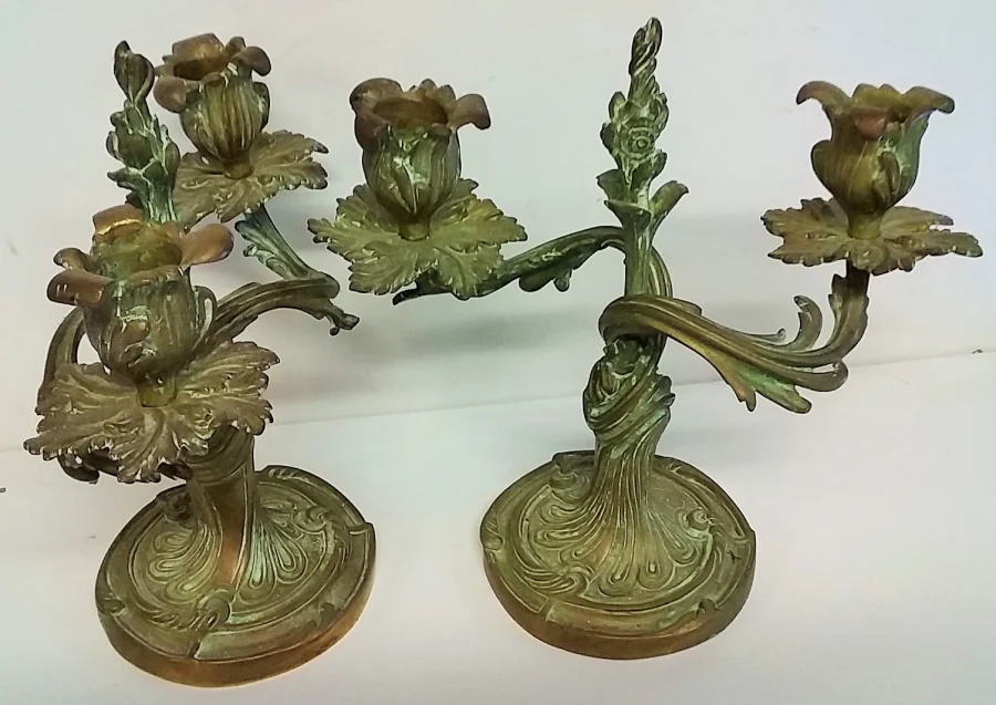 Paire de bougeoirs style louis XV en bronze patine verte 19ème