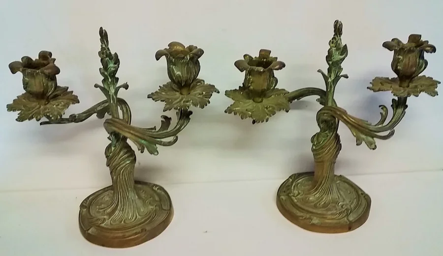 Paire de bougeoirs style louis XV en bronze patine verte 19ème