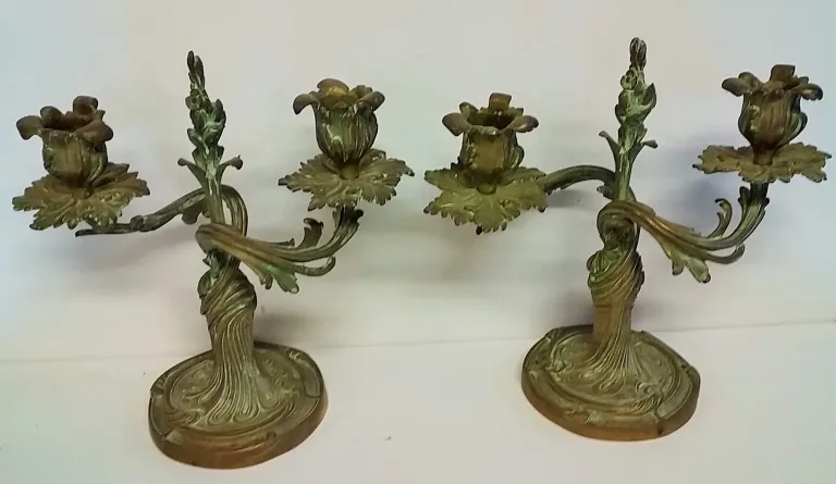 Paire de bougeoirs style louis XV en bronze patine verte 19ème