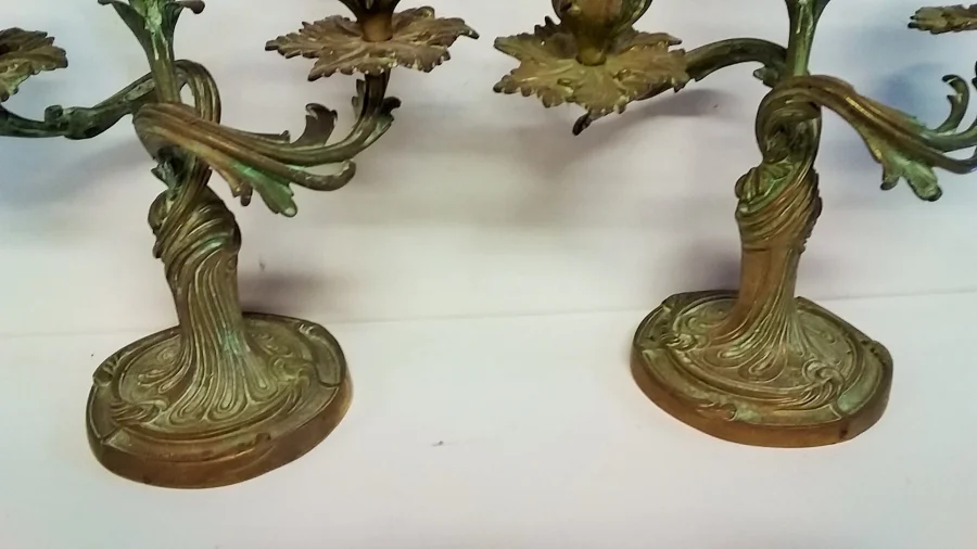 Paire de bougeoirs style louis XV en bronze patine verte 19ème