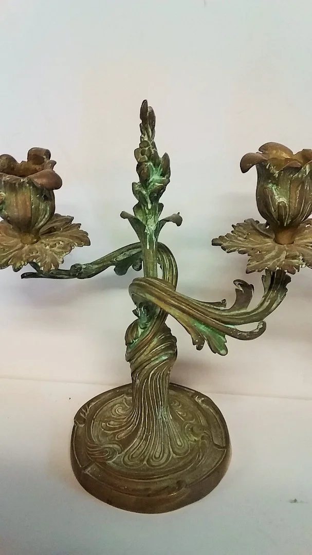 Paire de bougeoirs style louis XV en bronze patine verte 19ème