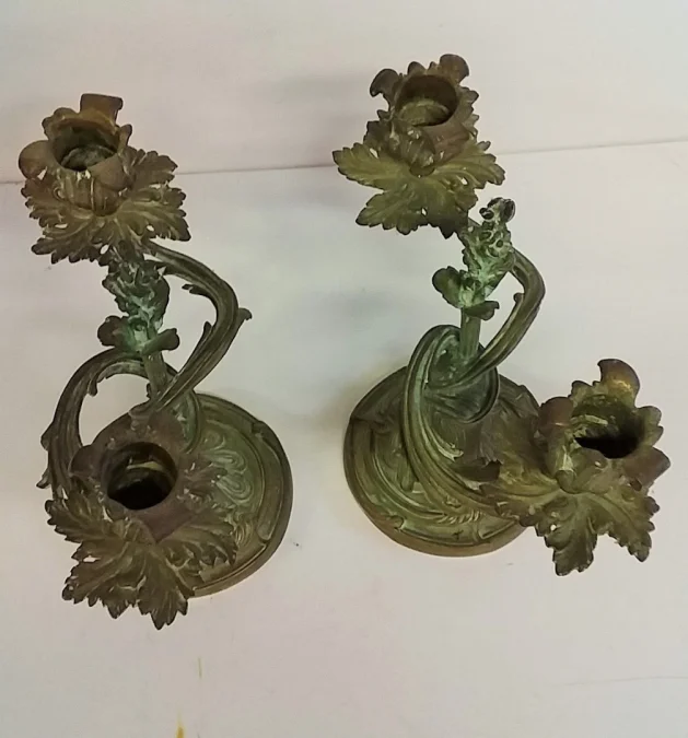 Paire de bougeoirs style louis XV en bronze patine verte 19ème