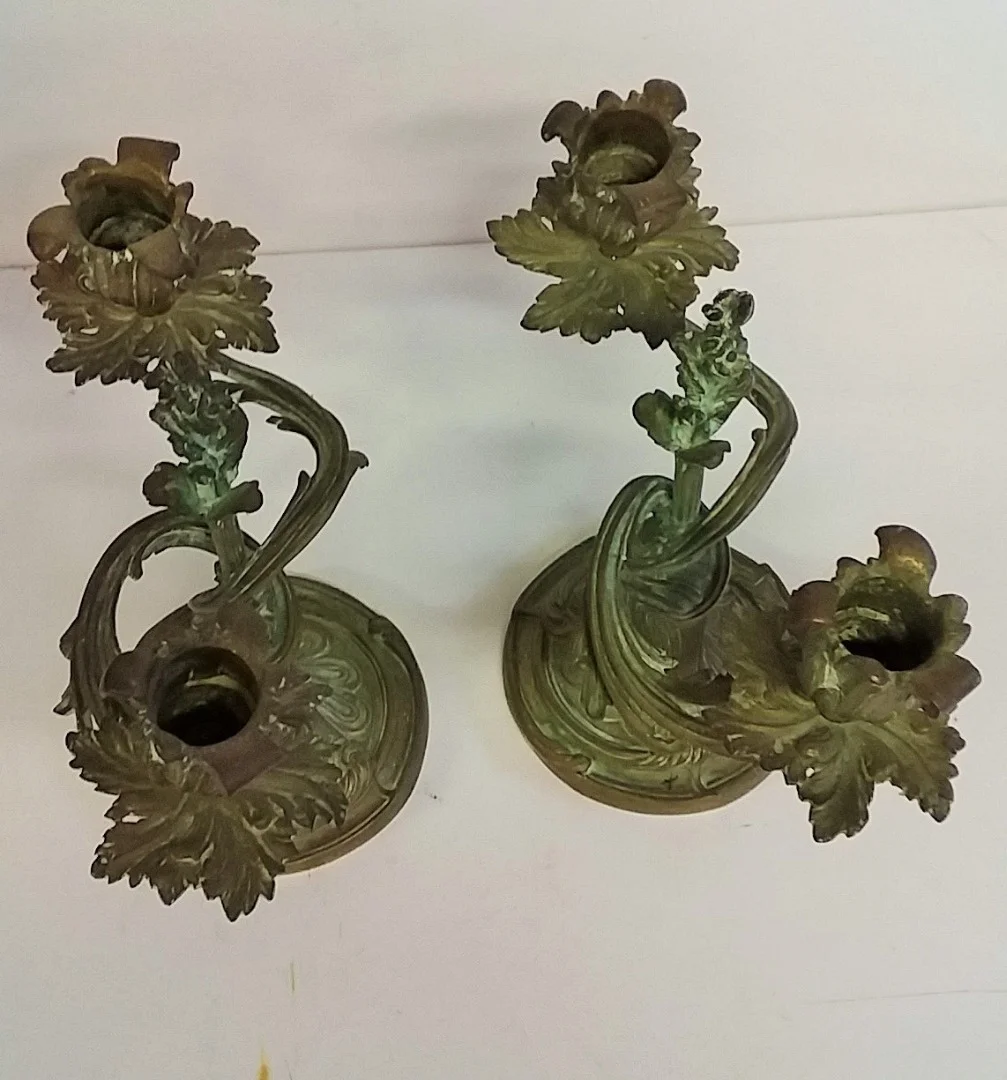 Paire de bougeoirs style louis XV en bronze patine verte 19ème
