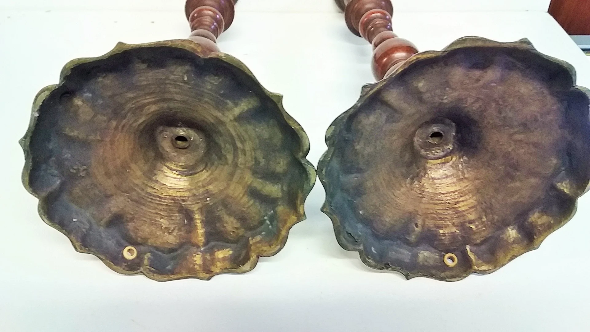 Paire de bougeoirs style louis XIV en bronze patine brune