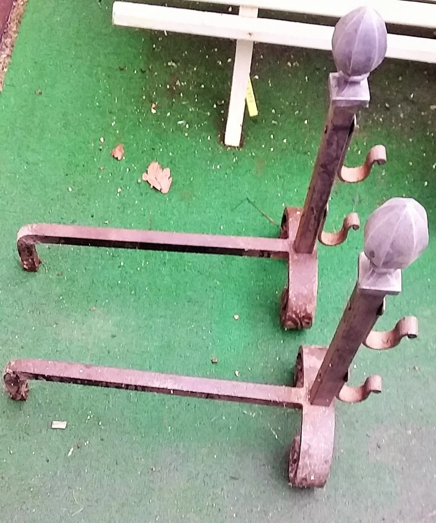 Paire de chenets en fer forgé haut 60 larg 25 prof 60 cm