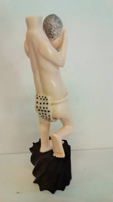 Statue okimono en ivoire homme tenant ça tête dans les mains curiosité début 20ème
