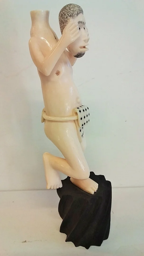 Statue okimono en ivoire homme tenant ça tête dans les mains curiosité début 20ème