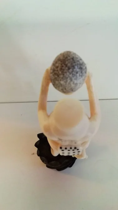 Statue okimono en ivoire homme tenant ça tête dans les mains curiosité début 20ème