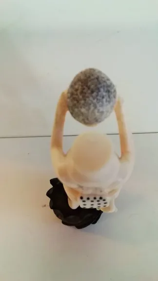 Statue okimono en ivoire homme tenant ça tête dans les mains curiosité début 20ème
