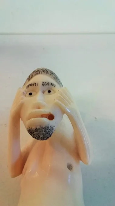 Statue okimono en ivoire homme tenant ça tête dans les mains curiosité début 20ème