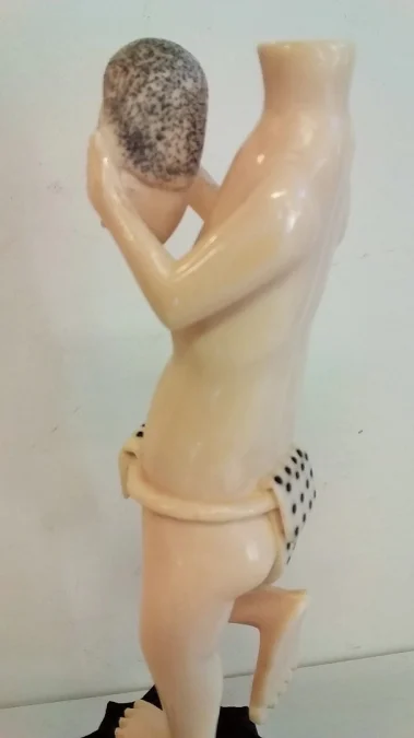Statue okimono en ivoire homme tenant ça tête dans les mains curiosité début 20ème