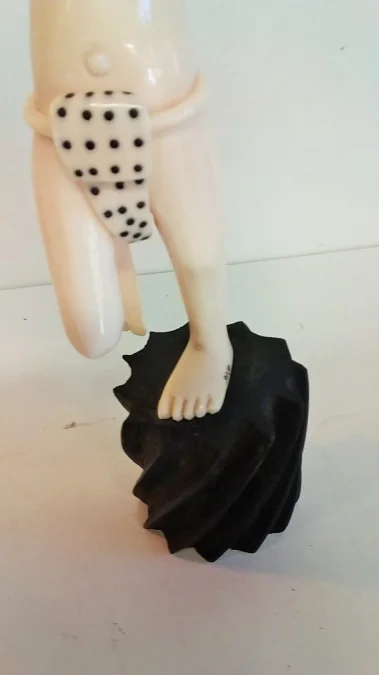 Statue okimono en ivoire homme tenant ça tête dans les mains curiosité début 20ème