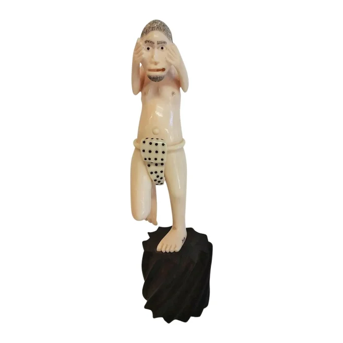 Statue okimono en ivoire homme tenant ça tête dans les mains curiosité début 20ème