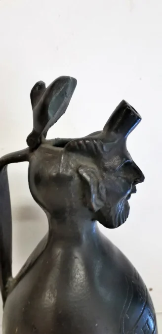 Curieux Pichet en bronze reposant sur trois pieds à tête de grotesque