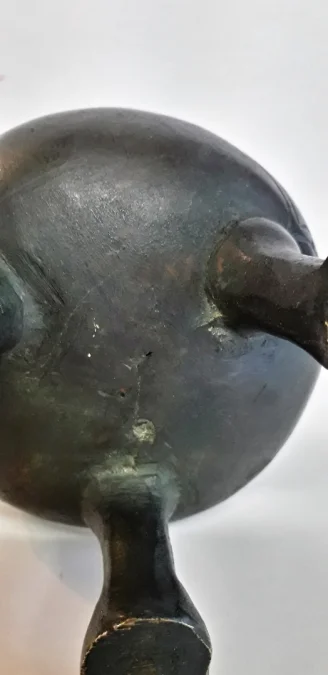 Curieux Pichet en bronze reposant sur trois pieds à tête de grotesque