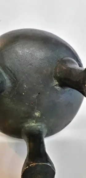 Curieux Pichet en bronze reposant sur trois pieds à tête de grotesque