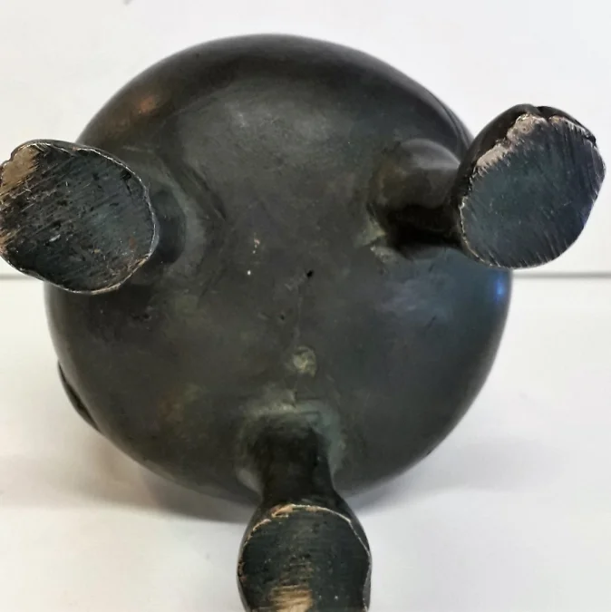 Curieux Pichet en bronze reposant sur trois pieds à tête de grotesque
