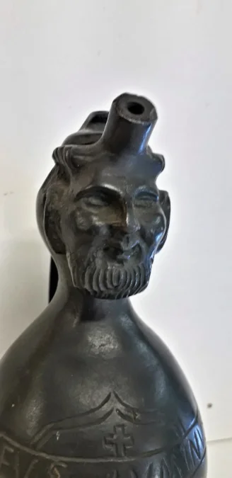 Curieux Pichet en bronze reposant sur trois pieds à tête de grotesque