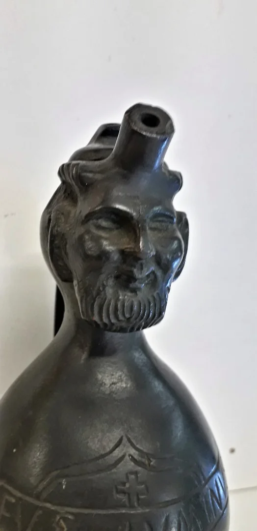 Curieux Pichet en bronze reposant sur trois pieds à tête de grotesque
