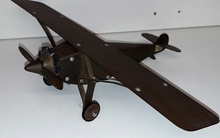 Maquette d'avion fabrication artisanal en laiton