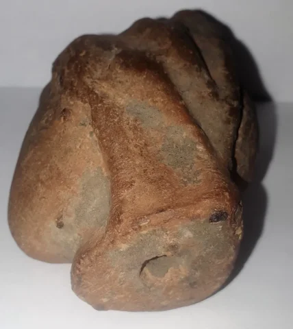 Tête antique  de femme à la coiffure méchée relevée en un haut chignon terre cuite