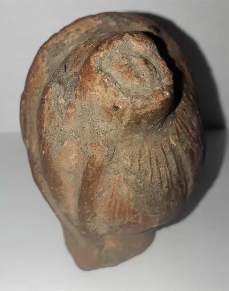 Tête antique  de femme à la coiffure méchée relevée en un haut chignon terre cuite